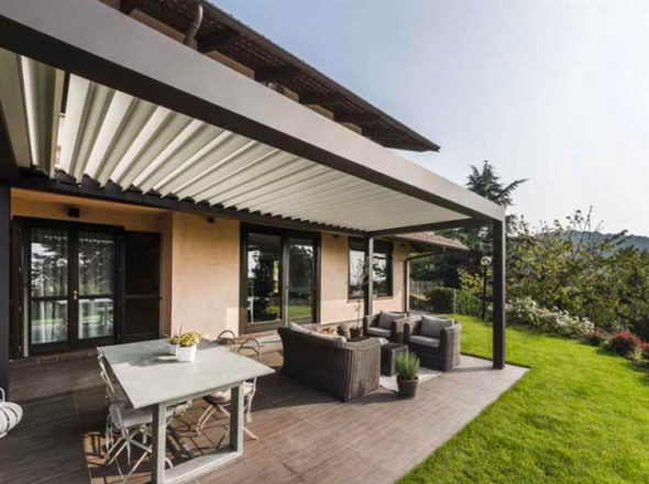 Pergola bioclimatique avec lames ouvertes